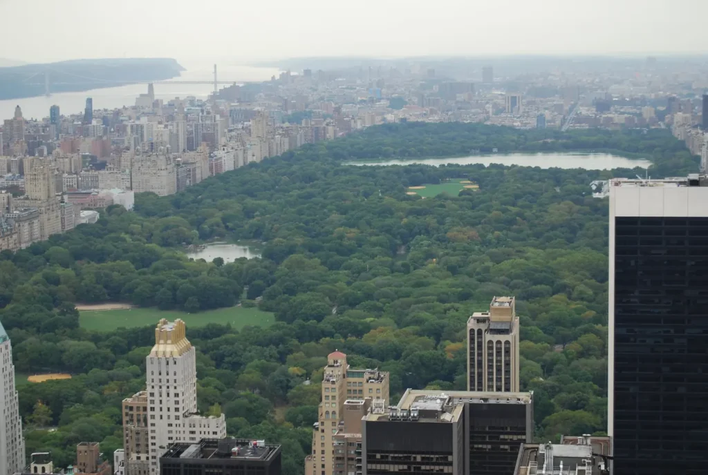Top of the Rock Tickets: Real Prices, the Free Early Hour, and the Weather Guarantee 3 The view north from the Top of the Rock observation deck over Central Park, with the Reservoir and the George Washington Bridge in the distance